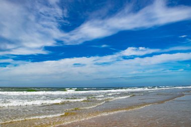 Eylül ayında Danimarka 'nın Romo Adası' nda deniz kenarında güzel dalgalar.