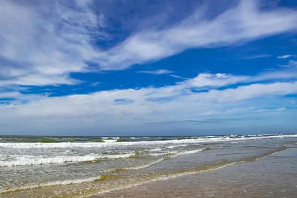 Eylül ayında Danimarka 'nın Romo Adası' nda deniz kenarında güzel dalgalar.