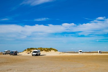 Kuzey Denizi 'ndeki özel güzel Romo adası 25 Eylül 2025' te Danimarka 'da tatilciler, kampçılar ve kamyonetler için gün ışığında.