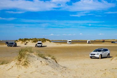 Danimarka 'nın Romo adasında 25 Eylül 2021' de kampçılar ve gezginler için Kuzey Denizi 'nin popüler güzel plajı.