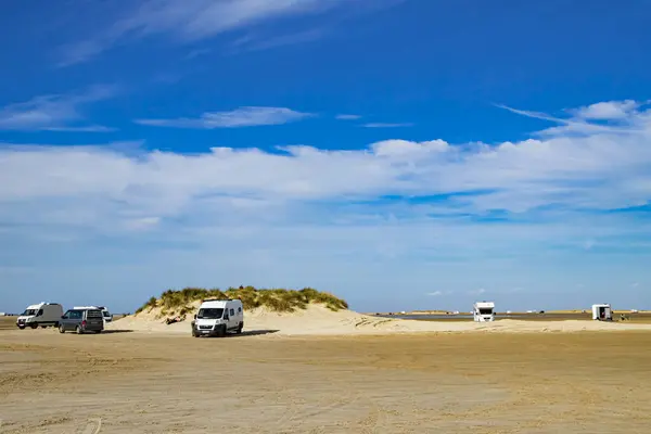 Kuzey Denizi 'ndeki özel güzel Romo adası 25 Eylül 2025' te Danimarka 'da tatilciler, kampçılar ve kamyonetler için gün ışığında.