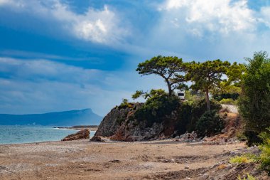 Kayalar, taşlar ve köknar ağaçlarıyla dolu güzel doğal manzara Kemer Türkiye 'de doğrudan denize bakıyor.