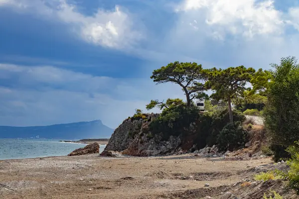 Kayalar, taşlar ve köknar ağaçlarıyla dolu güzel doğal manzara Kemer Türkiye 'de doğrudan denize bakıyor.
