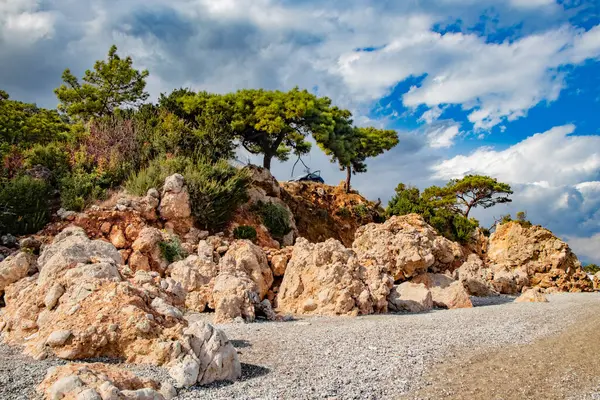 Kemer Türkiye 'de güzel bitki ve ağaçlarla kaplanmış güzel kayalık bir arazi.