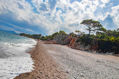 Eylül 'de Kemer Türkiye' de kaya ve köknar ağaçlı güzel çakıl taşı plajı