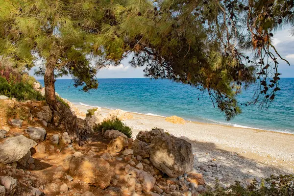 Kemer Türkiye 'deki küçük kayadan turkuaz deniz manzarası