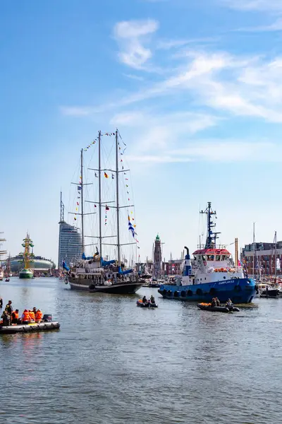 Güzel bir yelkenli, Almanya 'nın Bremerhaven kentindeki 2025 yelkenlisindeki Yeni Liman' a halatla yanaşmak üzere 13 Ağustos 2025 'te bir römorkör tarafından çekilir.