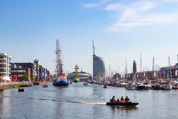 2025 'te çok güzel güneşli bir günde Bremerhaven, Almanya' da 13 Ağustos 2025 'te çok sayıda güzel yat, tekne ve yelkenli gemisi ile popüler yelken etkinliği