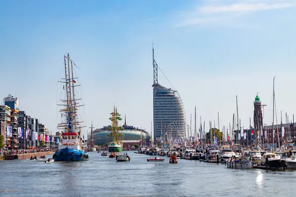 2025 'te, güneşli bir günde Bremerhaven, Almanya' da 13 Ağustos 2025 'te birçok güzel yat, tekne ve yelkenli gemisiyle güzel bir yelkencilik etkinliği.