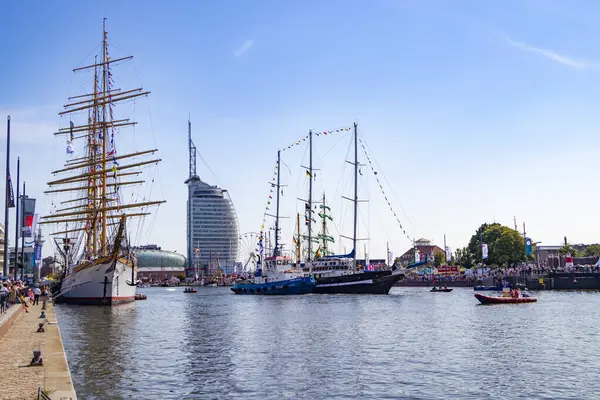 2025 'teki güzel yelkenli etkinliğinin ilk günü ve Almanya' nın orta kesimindeki Bremerhaven 'da 13 Ağustos 2025' te güzel yelkenli gemilerini karşılıyoruz.