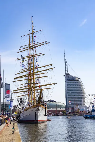 Bremerhaven, Almanya 'nın güzel şehir merkezi, 2025' teki yelkenli gemileri, tekneleri ve dönme dolabı olan yelkenli yarışının olduğu gün, 13 Ağustos 2025.