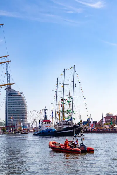 Bremerhaven, Almanya 'nın merkezindeki römorkör teknesinin yardımıyla 13 Ağustos 2025' te New Harbor 'daki rıhtımlarına getirilen güzel yelkenli gemilerinin gelişi.