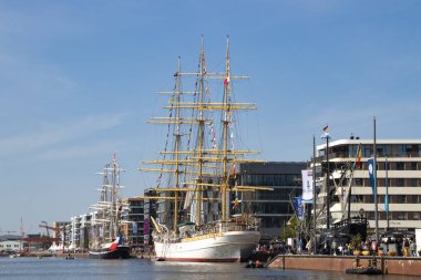 Almanya 'nın merkezindeki Yeni Liman' da 13 Ağustos 2025 'te denize açılan güzel büyük Alman yelkenlisi.