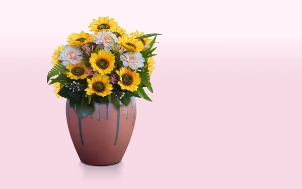 在粉色背景 复制空间的粉红色和蓝色陶瓷壶中 看到美丽的黄色向日葵和粉红色的花朵 — 图库照片