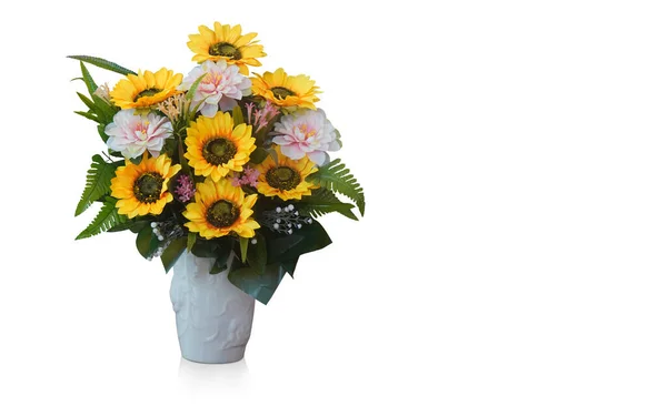 在白色背景 复制空间的白色瓷壶中 可以看到七朵黄色的向日葵和三束粉红色的玫瑰花 — 图库照片