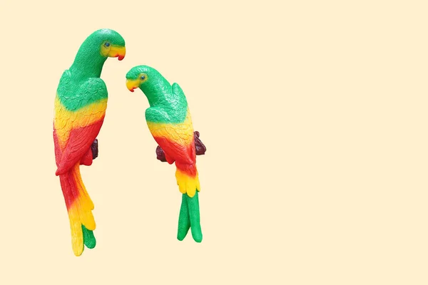 Twee Papegaaien Een Tak Een Gele Achtergrond Dier Mode Object — Stockfoto