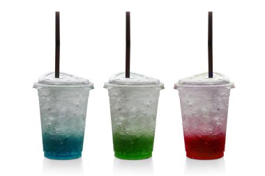 Mavi Hawaii Gazozu, Yeşil Soda, Beyaz arka planda plastikte Red Soda, yiyecek, içecek, taze, serin, kopyalama alanı