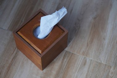 Mermer zemin, nesne, dekor, kopyalama alanı üzerinde ahşap mendil kutusunda üst görünüm beyaz kağıt                                                