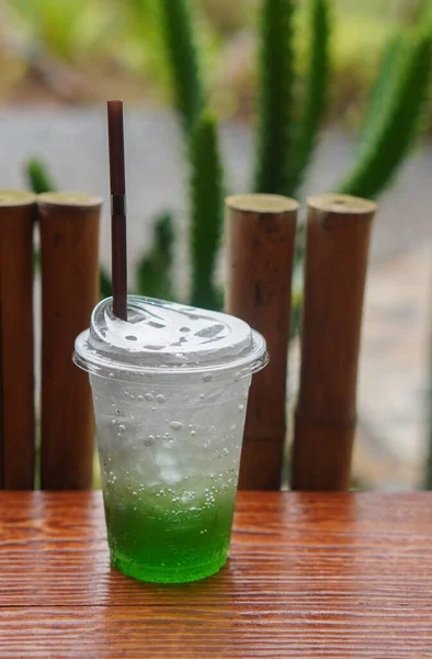 Вид Сверху Зеленая Сода Пластиковой Чашке Бамбук Деревянный Стол Размытие — стоковое фото