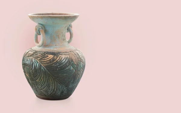 ピンクの背景 オブジェクト ヴィンテージ コピースペースに耳を持つ古いと汚れた茶色と青の陶器の花瓶 — ストック写真