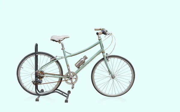 侧视图绿色和白色的旧自行车停放在锁上的绿色背景 复制空间 — 图库照片