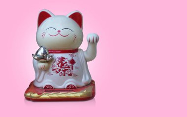  Ön manzara eski beyaz ve kırmızı şanslı gülümseme arka plan, nesne, din, hayvan, dekor, hediye, kopyalama alanı üzerinde duran ve tutunan kedi