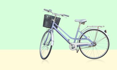 yeşil ve sarı arkaplanda güzel bir mor bisiklet, dekor, nesne, ulaşım, vintage, şablon, moda, kopyalama alanı