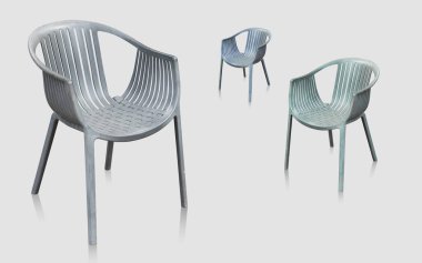 Beyaz arkaplanda üç renk plastik sandalye, nesne, dekor, klasik, modern, kopyalama alanı