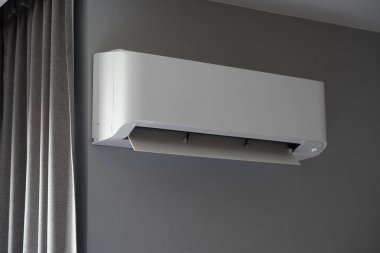 Gri duvar zemininde plastik bir klima, nesne, teknoloji, dekor, moda, ev, ofis, modern, kopyalama alanı                                                  