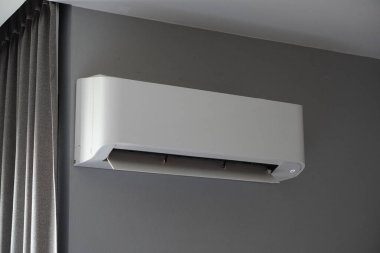 Gri duvar zemininde plastik beyaz bir klima, nesne, teknoloji, dekor, moda, ev, ofis, kopyalama alanı                                    