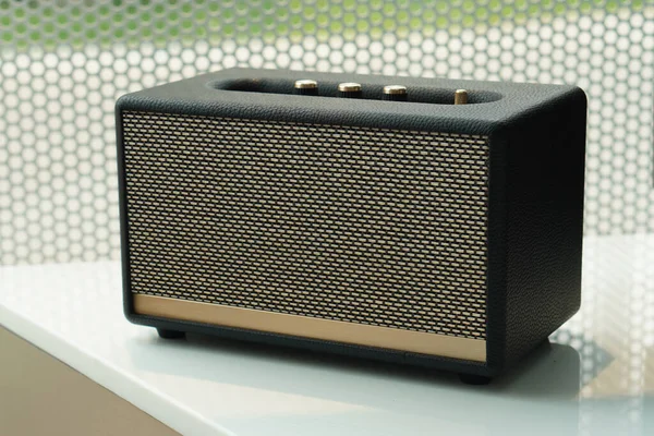 yakın plan altın ve siyah radyo beyaz mermer zemin zemin zemin, teknoloji, nesne, dekor, müzik, modern, kopyalama alanı                               