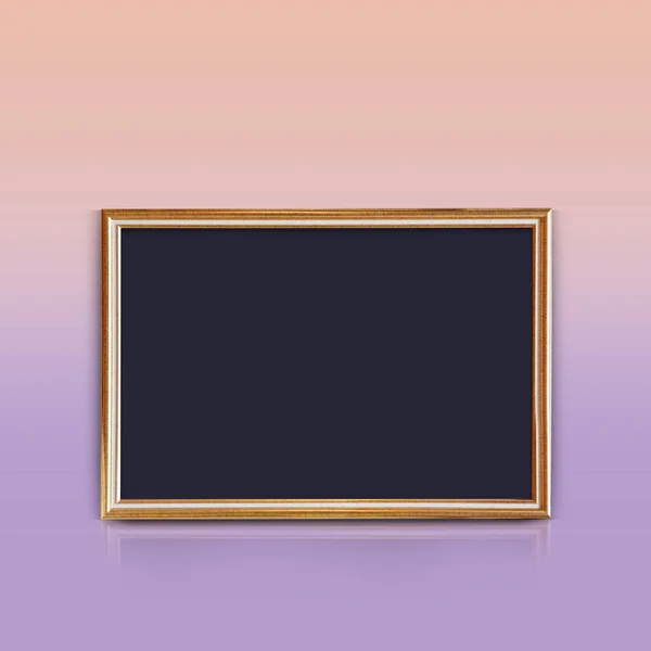 渐变粉色和紫色墙背景 复制空间的金矩形框架前视图黑纸 — 图库照片