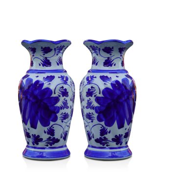 Beyaz zemin üzerinde iki antika mavi ve beyaz seramik vazo, nesne, dekor, antika, moda, kopyalama alanı