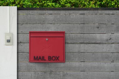 kırmızı ve siyah posta kutusu evin önündeki ahşap çit kapısında asılı, duvar yeşili arka plan, nesne, dekor, modern, kopyalama alanı