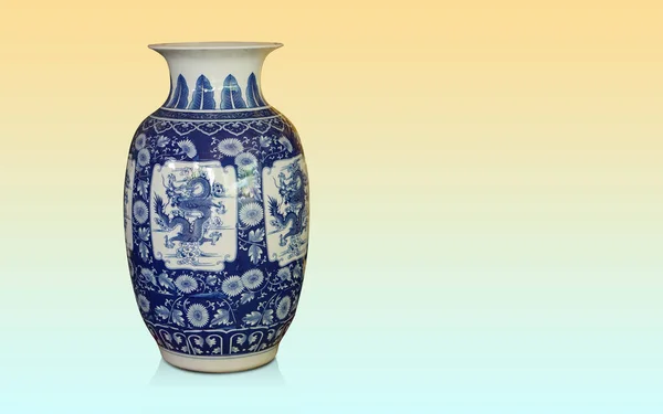 Antike Blaue Und Weiße Keramikvase Auf Gelbem Und Blauem Hintergrund — Stockfoto