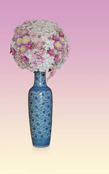 Красивые Цветы Букет Больших Сине Белых Керамических Ваз Розовом Фоне — стоковое фото