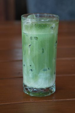 Ön manzara, ahşap zemin zemin üzerinde cam içinde yeşil çay, bulanık duvar arkaplanı, yiyecek, içecek, pankart, şablon, kopyalama alanı          