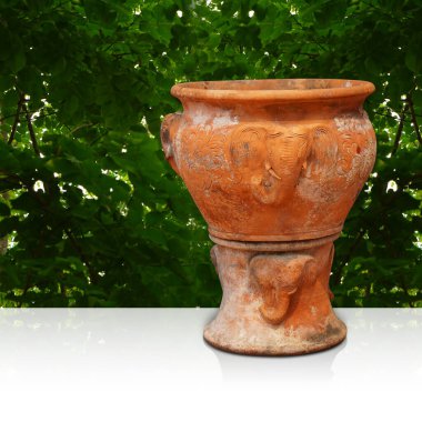 Sağ iç görünüm, eski ve kirli kahverengi kil çömlek üzerine yerleştirilir beyaz zemin arka plan, doğa arka plan, nesne, dekor, klasik, izole edilmiş, afiş, kopyalama alanı