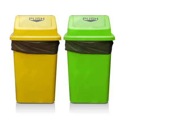 前视图两个垃圾桶 黄色和绿色的垃圾桶和盖子塑料在孤立的背景 复制空间 — 图库照片