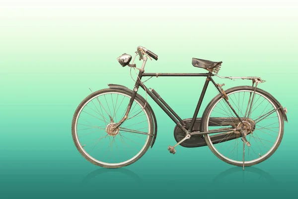 Seitenansicht Altes Und Rostschwarzes Und Silbernes Fahrrad Auf Grünem Hintergrund — Stockfoto