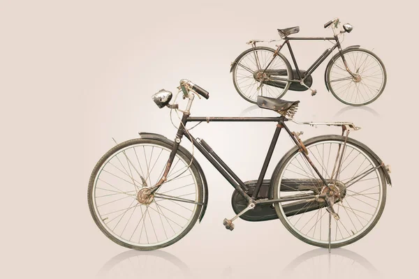 Vista Lateral Bicicletas Antiguas Oxidadas Negras Plateadas Sobre Fondo Marrón — Foto de Stock