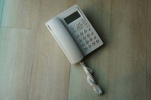 Primer Plano Teléfono Plástico Blanco Sobre Fondo Madera Objeto Retro — Foto de Stock