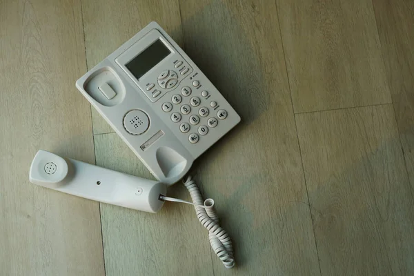 Telefone Plástico Branco Aberto Fundo Piso Madeira Objeto Retro Vintage — Fotografia de Stock