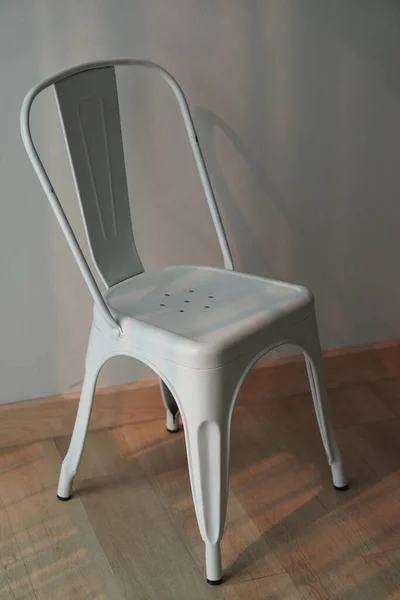 Ahşap Zemin Üzerinde Beyaz Çelik Sandalye Ahşap Duvar Zemin Nesne — Stok fotoğraf