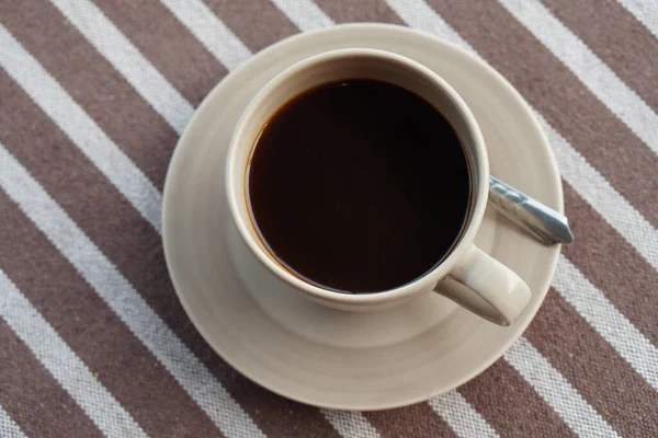 Schwarzer Kaffee Einer Creme Keramik Tasse Und Silberlöffel Auf Einem — Stockfoto