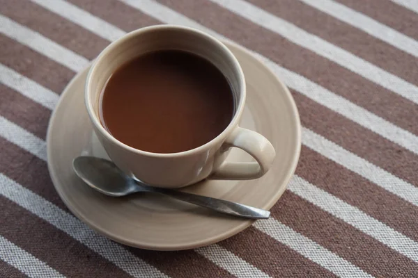 Nahaufnahme Heißen Latte Kaffee Einer Keramiktasse Und Silberlöffel Auf Einem — Stockfoto