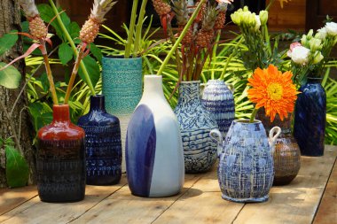 Tahta bir masanın üzerine yerleştirilmiş vazolar, doğa arka planı, dekor, renkli, moda