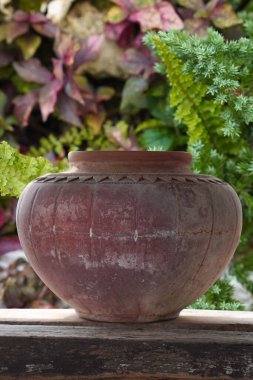 Ahşap zemindeki eski kahverengi çömlek, doğa arka planı, nesne, dekor, antika, antika, eski, kopyalama alanı