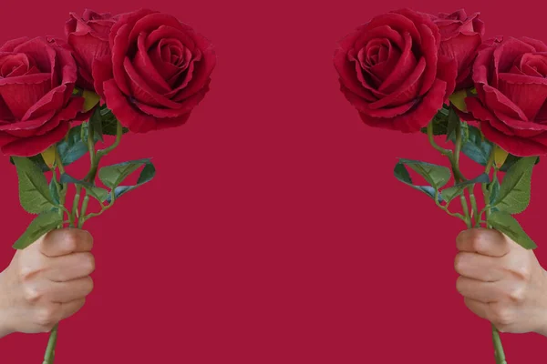 赤い背景 バレンタイン ファッション ギフト コピースペースにバラの花束を保持する2つの手 — ストック写真