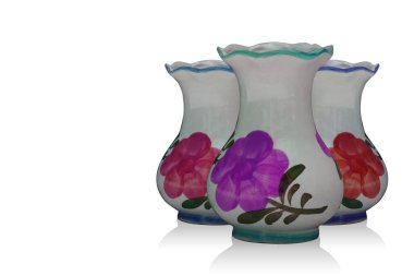 Beyaz arkaplanda üç seramik vazo, dekor, retro, vintage, antika, moda, kopyalama alanı    